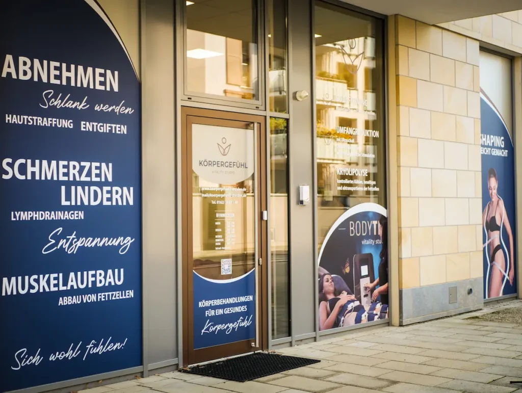 Das Bild zeigt die Außenansicht des Eingangs zum Studio Körpergefühl Dresden.